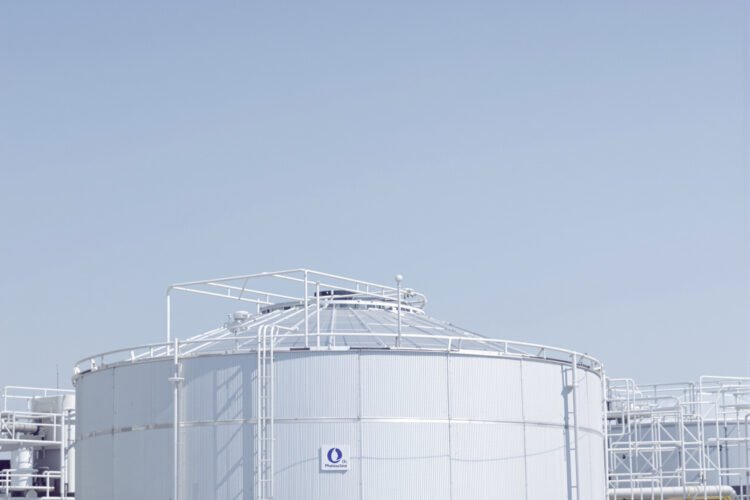Tanques de almacenamiento criogénico en una planta industrial británica, tecnología similar a la batería de aire líquido sin