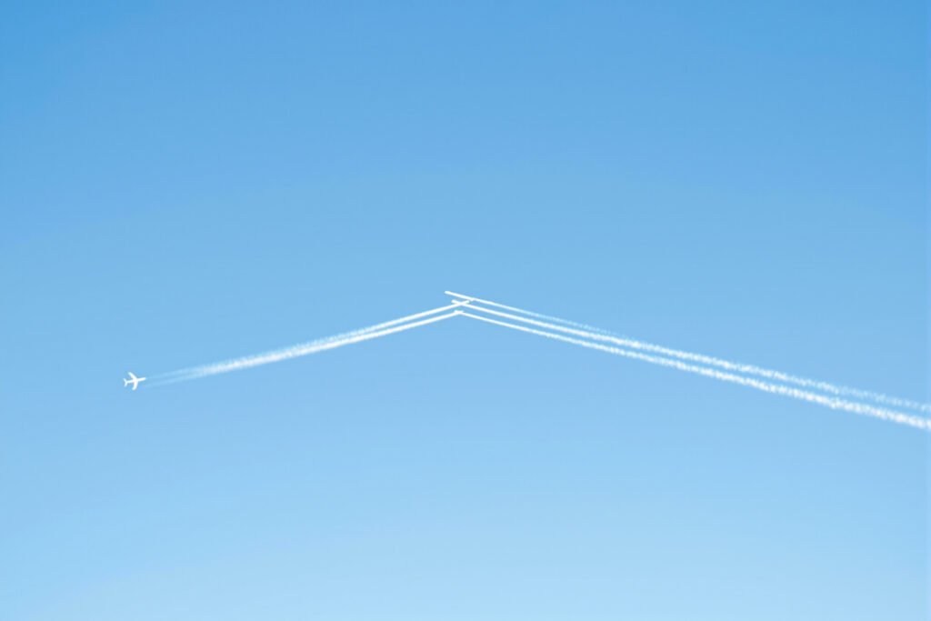 Estelas de condensación dejadas por aviones comerciales en el cielo a gran altitud