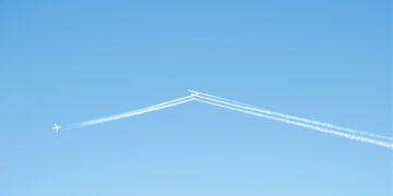 Estelas de condensación dejadas por aviones comerciales en el cielo a gran altitud