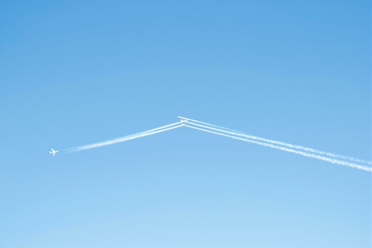 Estelas de condensación dejadas por aviones comerciales en el cielo a gran altitud