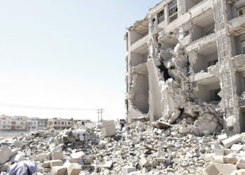 Grietas en edificio tras terremoto en zona urbana de Granada, España.