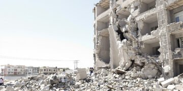 Grietas en edificio tras terremoto en zona urbana de Granada, España.