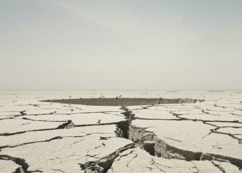 Paisaje de un embalse seco con tierra agrietada, símbolo de la sequía en el oeste de Estados Unidos.