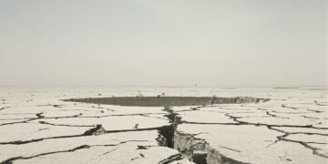 Paisaje de un embalse seco con tierra agrietada, símbolo de la sequía en el oeste de Estados Unidos.