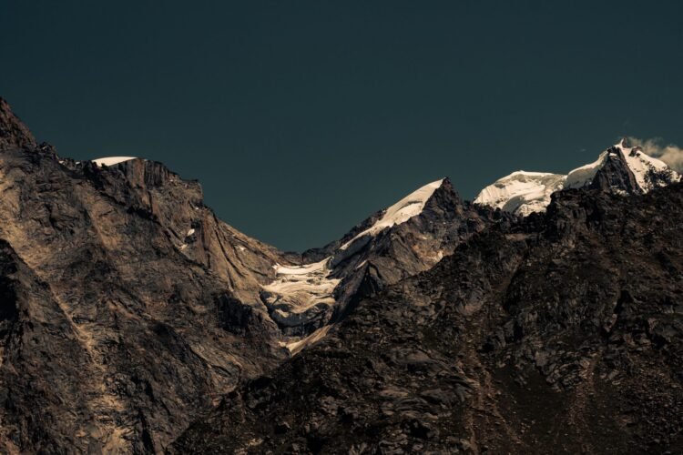 Vista de glaciares en las montañas del Himalaya, región donde los riesgos climáticos se multiplican por el calentamiento acel