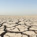 Lecho de río europeo agrietado por la sequía extrema del verano 2026.