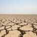 Tierra agrietada por sequía extrema en paisaje del Altiplano boliviano.
