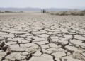 Cauce seco y agrietado de un río europeo durante la sequía extrema que afecta al continente.