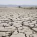 Cauce seco y agrietado de un río europeo durante la sequía extrema que afecta al continente.