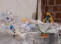 Planta de reciclaje de envases plásticos multicapa en Europa procesando residuos alimentarios.