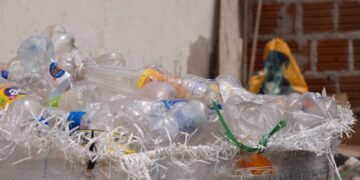 Planta de reciclaje de envases plásticos multicapa en Europa procesando residuos alimentarios.