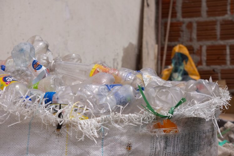 Planta de reciclaje de envases plásticos multicapa en Europa procesando residuos alimentarios.