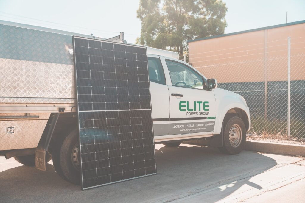 Panel solar instalado sobre el techo de un camión comercial bajo luz diurna.