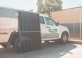 Panel solar instalado sobre el techo de un camión comercial bajo luz diurna.
