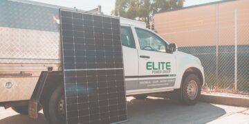 Panel solar instalado sobre el techo de un camión comercial bajo luz diurna.