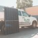 Panel solar instalado sobre el techo de un camión comercial bajo luz diurna.