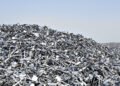 Chatarra de aluminio apilada en un centro de reciclaje industrial, materia prima del generador de energía de Voya Energy.