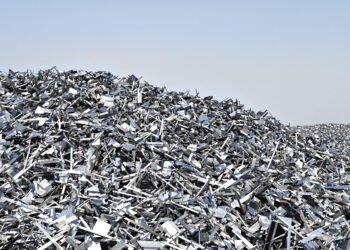 Chatarra de aluminio apilada en un centro de reciclaje industrial, materia prima del generador de energía de Voya Energy.
