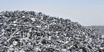 Chatarra de aluminio apilada en un centro de reciclaje industrial, materia prima del generador de energía de Voya Energy.
