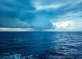 Vista del océano Pacífico tropical bajo cielo nuboso, región donde se forma el fenómeno de El Niño.