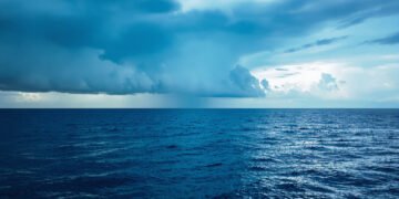 Vista del océano Pacífico tropical bajo cielo nuboso, región donde se forma el fenómeno de El Niño.