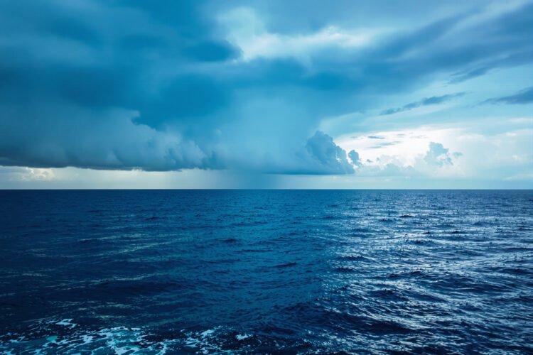 Vista del océano Pacífico tropical bajo cielo nuboso, región donde se forma el fenómeno de El Niño.