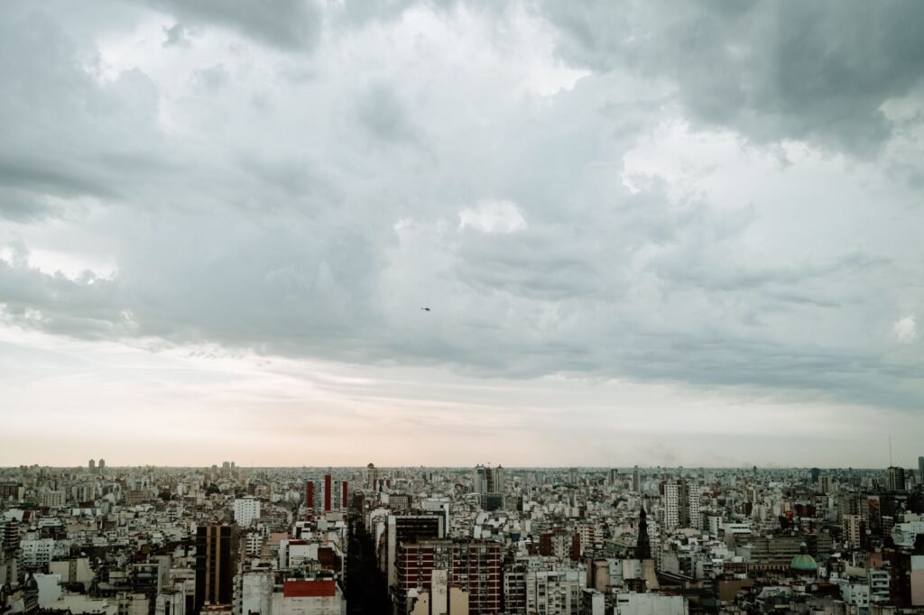 Nubes de tormenta oscuras sobre el horizonte urbano de Buenos Aires, Argentina, durante un episodio de lluvias intensas.