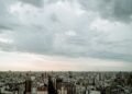 Nubes de tormenta oscuras sobre el horizonte urbano de Buenos Aires, Argentina, durante un episodio de lluvias intensas.