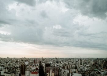 Nubes de tormenta oscuras sobre el horizonte urbano de Buenos Aires, Argentina, durante un episodio de lluvias intensas.