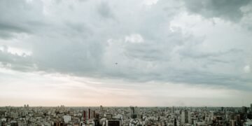 Nubes de tormenta oscuras sobre el horizonte urbano de Buenos Aires, Argentina, durante un episodio de lluvias intensas.