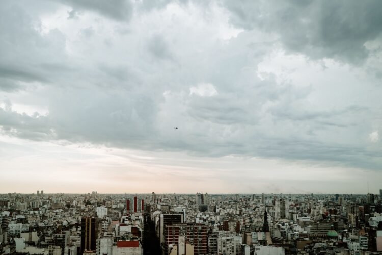 Nubes de tormenta oscuras sobre el horizonte urbano de Buenos Aires, Argentina, durante un episodio de lluvias intensas.