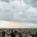 Nubes de tormenta oscuras sobre el horizonte urbano de Buenos Aires, Argentina, durante un episodio de lluvias intensas.