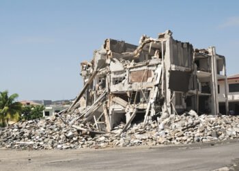 Vivienda afectada por terremoto en zona rural de Colombia, similar a las reportadas en territorios indígenas del Chocó.