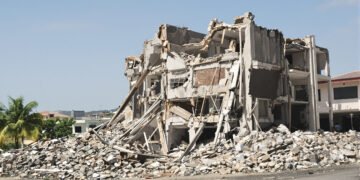 Vivienda afectada por terremoto en zona rural de Colombia, similar a las reportadas en territorios indígenas del Chocó.