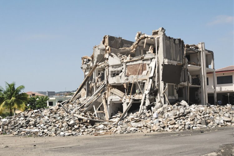 Vivienda afectada por terremoto en zona rural de Colombia, similar a las reportadas en territorios indígenas del Chocó.