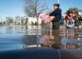 Calles inundadas por lluvias torrenciales en una ciudad del este de China tras el paso del tifón Dolphin.