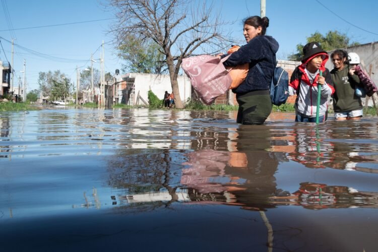 Calles inundadas por lluvias torrenciales en una ciudad del este de China tras el paso del tifón Dolphin.