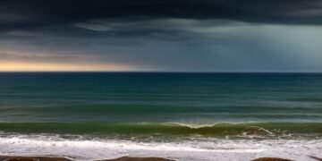 Nubes de tormenta oscuras sobre la costa del Mediterráneo durante una tormenta intensa.