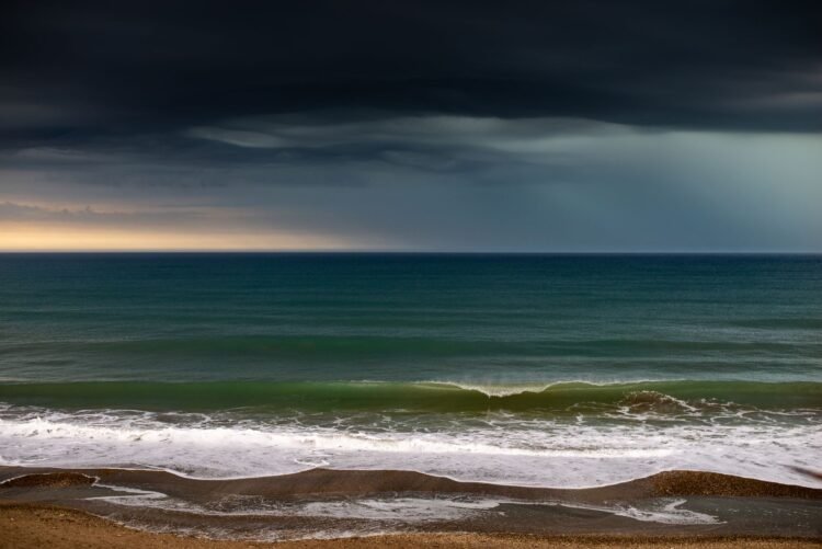 Nubes de tormenta oscuras sobre la costa del Mediterráneo durante una tormenta intensa.