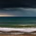 Nubes de tormenta oscuras sobre la costa del Mediterráneo durante una tormenta intensa.