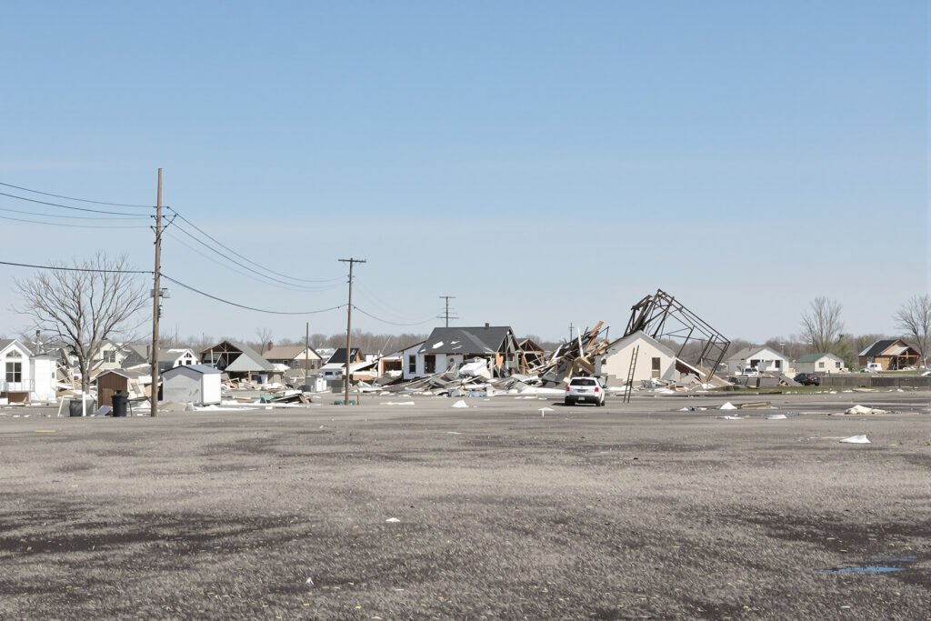 Daños en viviendas tras el paso de un tornado en una localidad rural del sur de Francia.