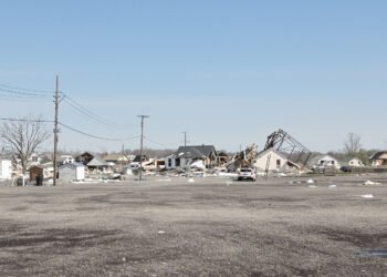 Daños en viviendas tras el paso de un tornado en una localidad rural del sur de Francia.