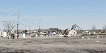 Daños en viviendas tras el paso de un tornado en una localidad rural del sur de Francia.