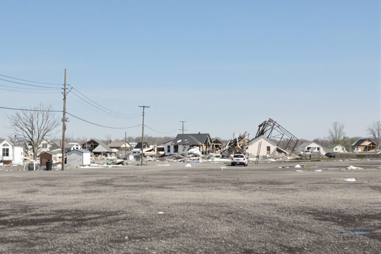 Daños en viviendas tras el paso de un tornado en una localidad rural del sur de Francia.