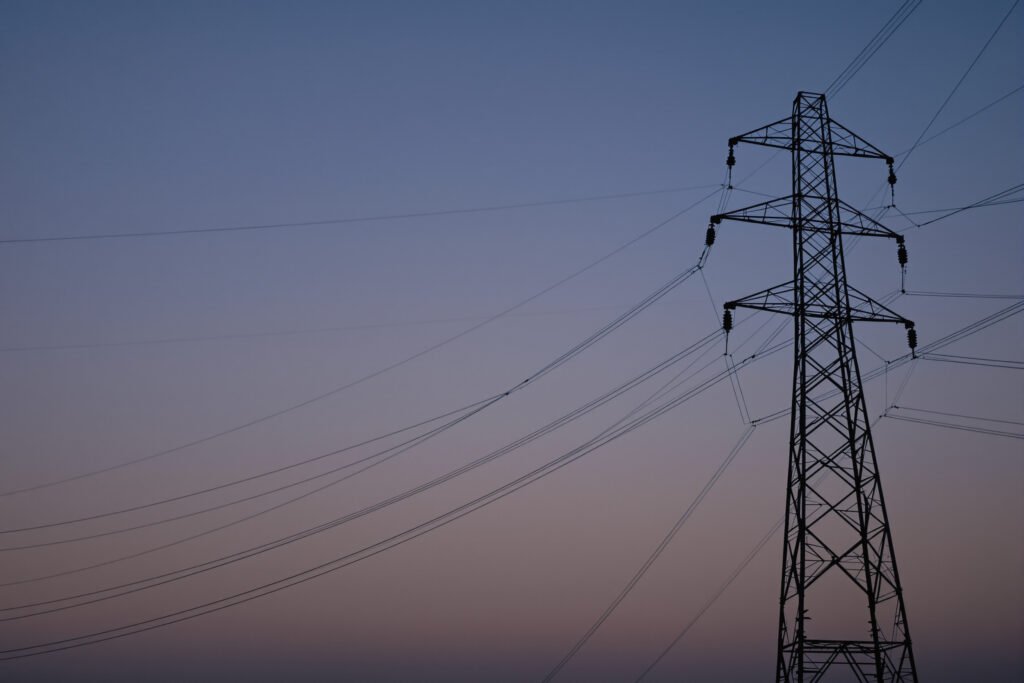 Torres de transmisión eléctrica de alta tensión al atardecer en Estados Unidos.