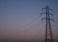 Torres de transmisión eléctrica de alta tensión al atardecer en Estados Unidos.