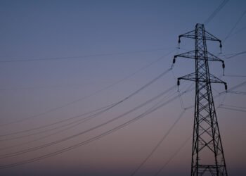 Torres de transmisión eléctrica de alta tensión al atardecer en Estados Unidos.