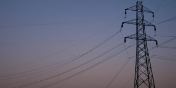 Torres de transmisión eléctrica de alta tensión al atardecer en Estados Unidos.