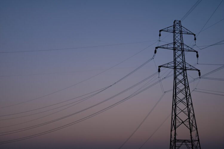 Torres de transmisión eléctrica de alta tensión al atardecer en Estados Unidos.