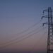 Torres de transmisión eléctrica de alta tensión al atardecer en Estados Unidos.